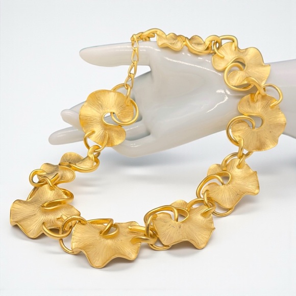 Vintage Chunky Gold Tone Lily Pad/Lotus Leaf Statement Necklace - Picture 6 of 10